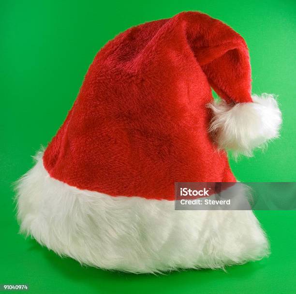 Foto de Chapéu De Papai Noel Na Verde e mais fotos de stock de Acessório - Acessório, Bola de Árvore de Natal, Boné