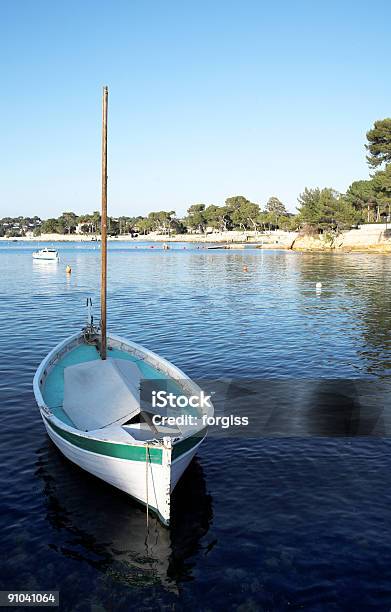 Pequeno Barco - Fotografias de stock e mais imagens de Ancorado - Ancorado, Antibes, Ao Ar Livre