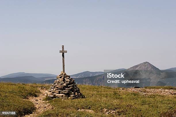 Trail Znacznik - zdjęcia stockowe i więcej obrazów Droga jednopasmowa - Droga jednopasmowa, Krzyż - Akcesoria religijne, Krzyż - Kształt