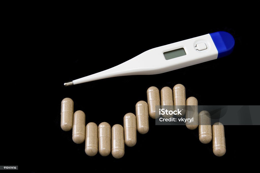 Термометр и таблетки. - Стоковые фото Без людей роялти-фри