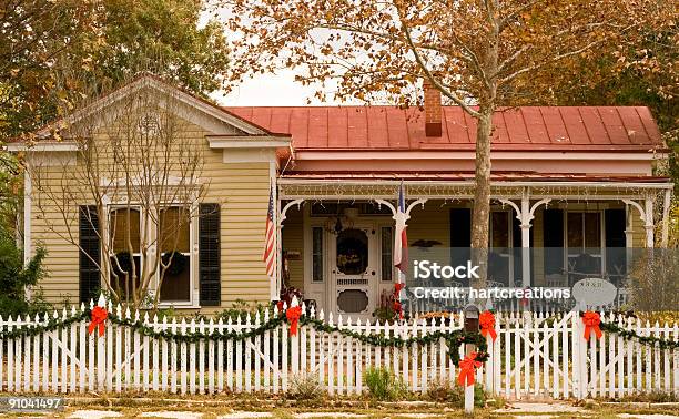 Casa De Navidad Foto de stock y más banco de imágenes de Navidad - Navidad, Ornamentado, Puerta principal