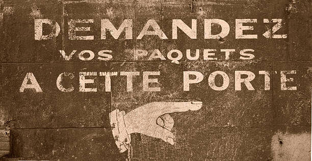 placa de francês - franc sign wall brick sign - fotografias e filmes do acervo