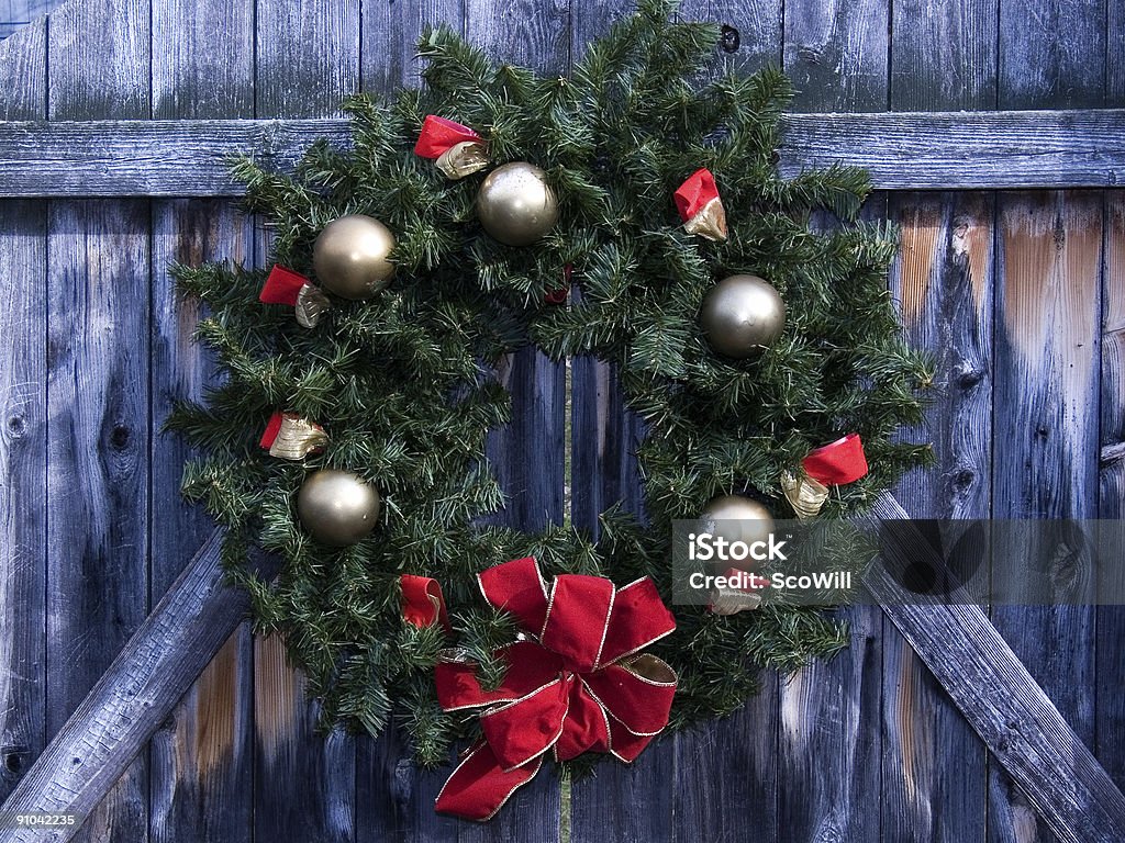 Corona de Navidad con madera rústica valla - Foto de stock de Corona - Arreglo floral libre de derechos