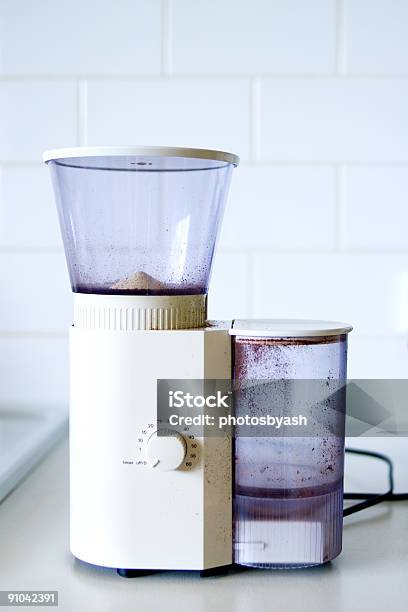 Elektrische Kaffeemühle In White Domestic Kitchen Stockfoto und mehr Bilder von Gewerbliche Küche - Gewerbliche Küche, Kabel, Behälter