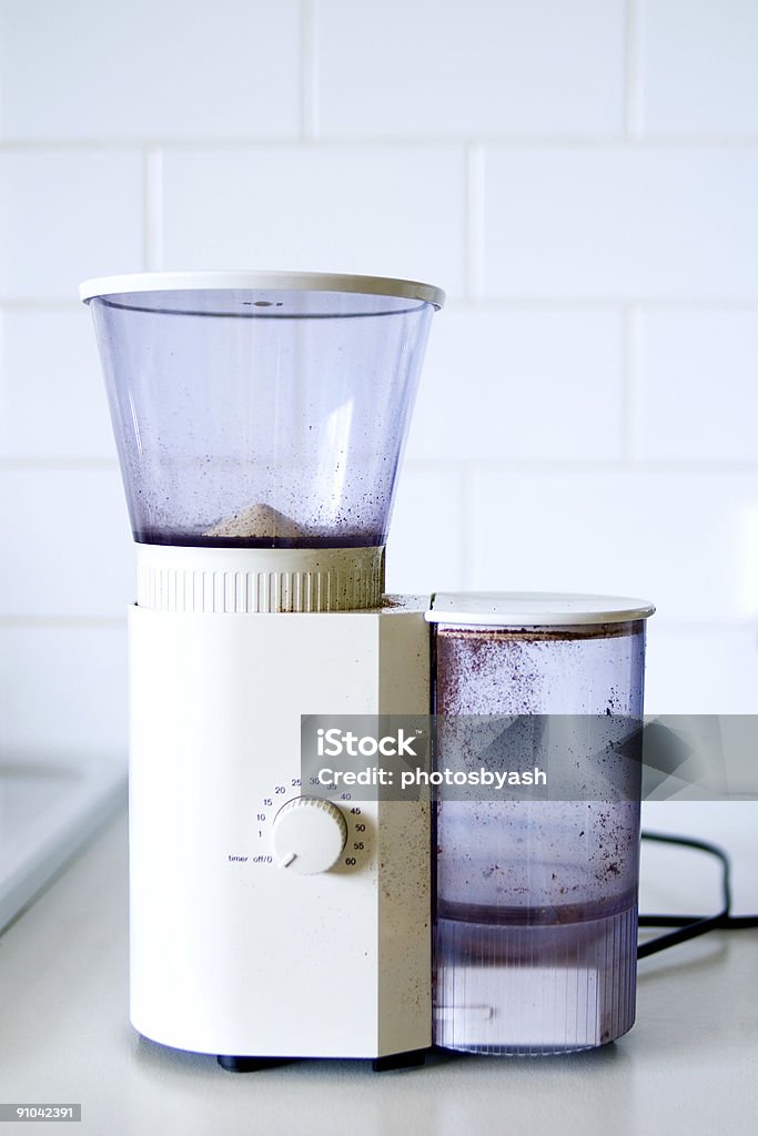 Electric molino de café en blanco cocina doméstica - Foto de stock de Cable libre de derechos