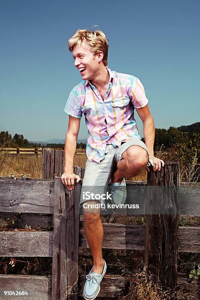 Loira Homem Vestindo Camisa Xadrez - Fotografias de stock e mais imagens de Adulto - Adulto, Ao Ar Livre, Azul