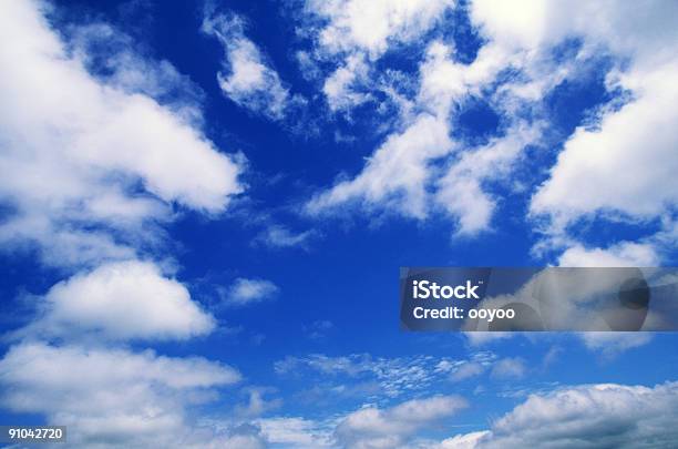 Wolken Stockfoto und mehr Bilder von Bedeckter Himmel - Bedeckter Himmel, Bildhintergrund, Blau