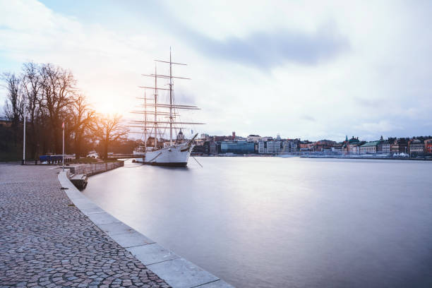 día de invierno soleado y un gran ferry en central estocolmo, suecia - af chapman fotografías e imágenes de stock