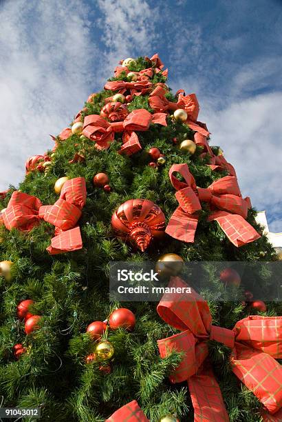 Alto Árvore De Natal - Fotografias de stock e mais imagens de Azul - Azul, Bola de Árvore de Natal, Céu