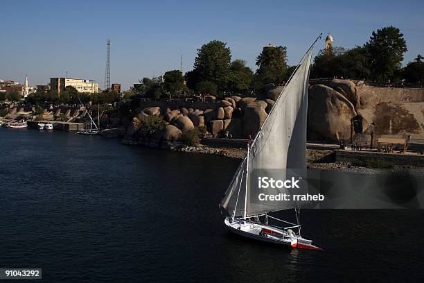 Aswan Branco Barco À Vela Paisagem - Fotografias de stock e mais imagens de Ao Ar Livre - Ao Ar Livre, Aswan, Azul