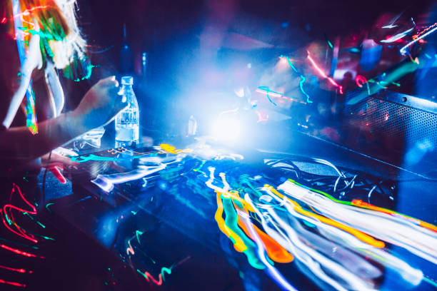 istock Young Woman DJ In Action on Turntables 910434402