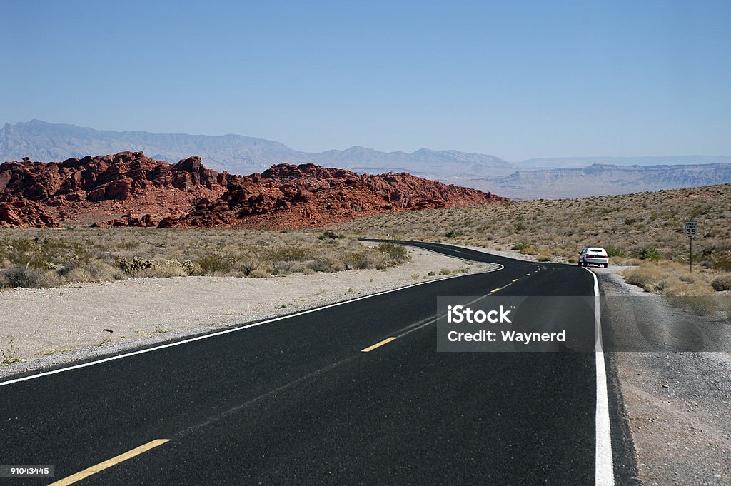Пустыня на лимузине - Стоковые фото Автомобиль роялти-фри