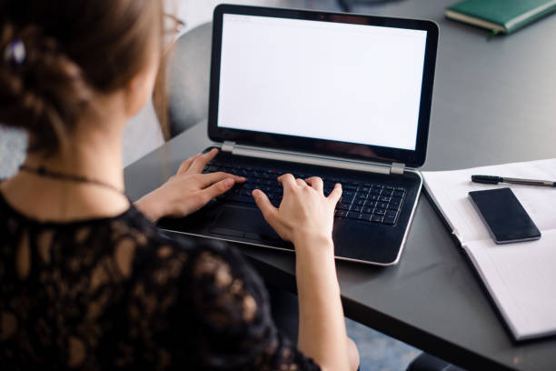 istock Businesswoman typing on computer 910439348