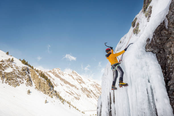 alpinista de gelo - ice climbing - fotografias e filmes do acervo