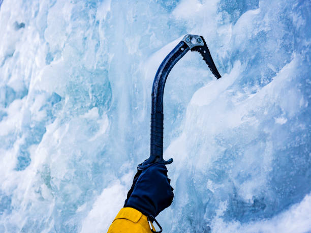 piqueta - ice climbing fotografías e imágenes de stock