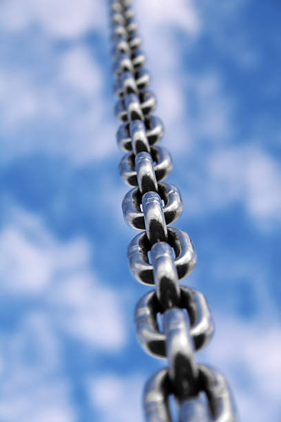 bügeleisen-kette und blauen himmel 1 - chain flexibility strength cloud stock-fotos und bilder