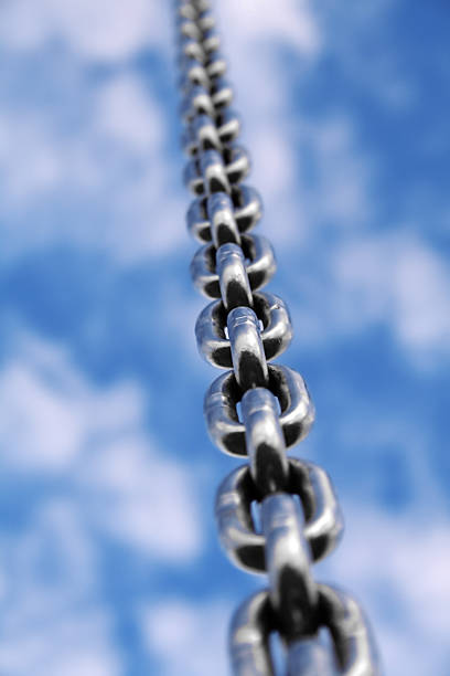 cadeia de ferro e céu azul 1 - chain flexibility strength cloud - fotografias e filmes do acervo