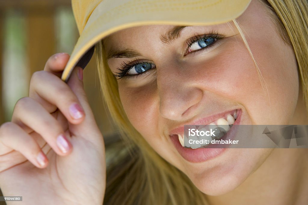 Blue Eyed und schönen blonden Mädchen Lächeln In Baseball-Kappe - Lizenzfrei Baseballmütze Stock-Foto