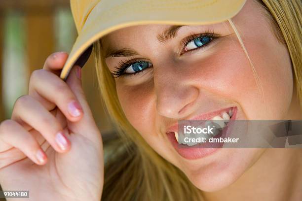 Blue Eyed Und Schönen Blonden Mädchen Lächeln In Baseballkappe Stockfoto und mehr Bilder von Baseballmütze