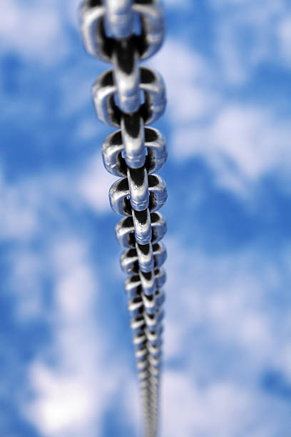 cadena de hierro contra el cielo azul - chain flexibility strength cloud fotografías e imágenes de stock