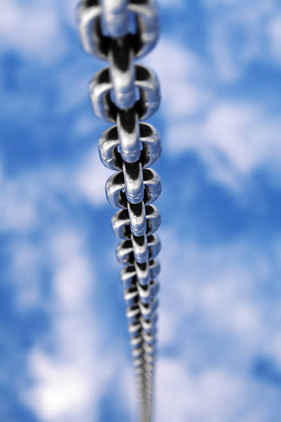 ferro cadeia contra o céu azul - chain flexibility strength cloud - fotografias e filmes do acervo