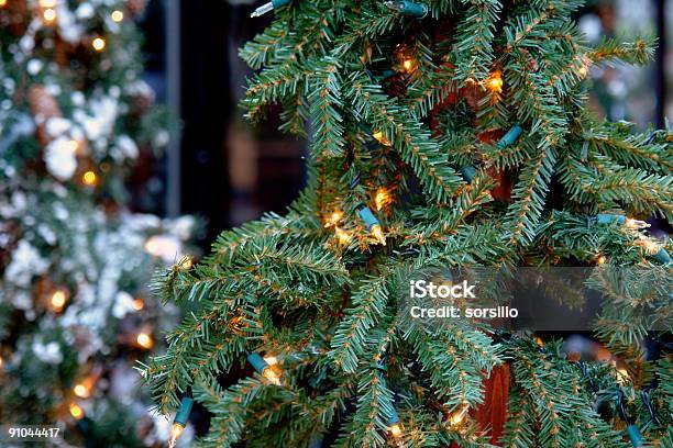 Albero Di Natale Con Luci - Fotografie stock e altre immagini di Albero di natale - Albero di natale, Attrezzatura per illuminazione, Composizione orizzontale