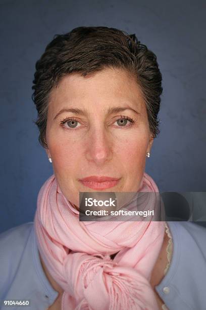 Foto de Retrato De Uma Mulher e mais fotos de stock de Adulto - Adulto, Brinco, Cabelo curto - Comprimento de Cabelo