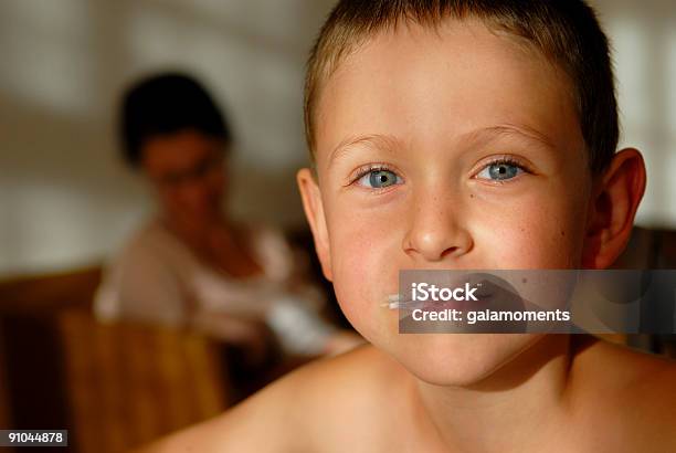 Foto de Comer De Iogurte e mais fotos de stock de 6-7 Anos - 6-7 Anos, Aluno, Café da manhã