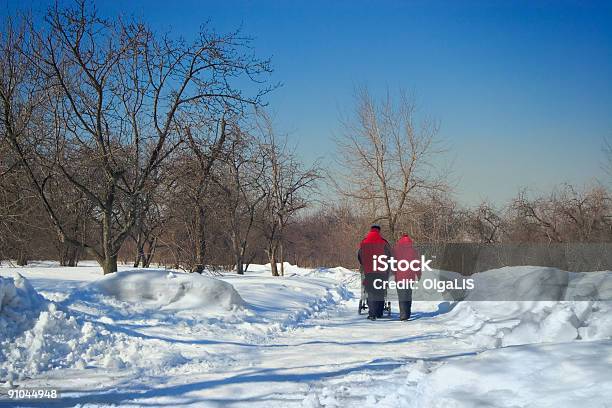 若い両親のためにベビー冬の公園での散歩 - からっぽのストックフォトや画像を多数ご用意 - からっぽ, やわらか, アクティブライフスタイル