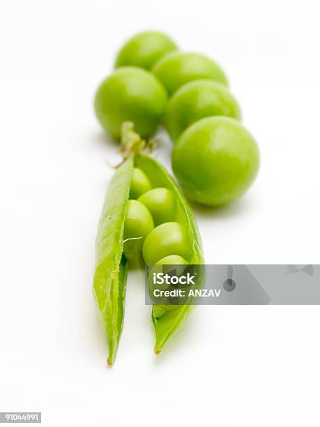 Verde Arvejas Y Plum Foto de stock y más banco de imágenes de Alimento - Alimento, Blanco - Color, Ciruela