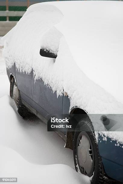 Автомобиль Скрытой Снег — стоковые фотографии и другие картинки Автомобиль - Автомобиль, Без людей, Вертикальный