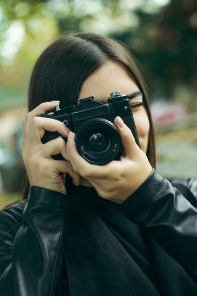 istock Girl photographer 910453334