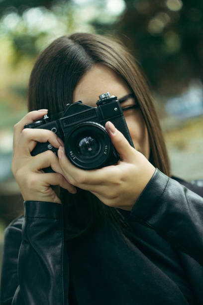 istock Girl photographer 910453338