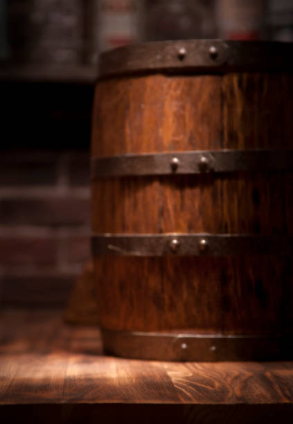 barile di whisky su tavolo rustico.blur bar sfondo - glass bar relaxation red foto e immagini stock