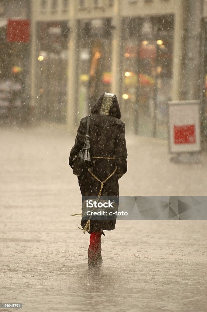 Mujer en la lluvia - Foto de stock de Abrigo libre de derechos