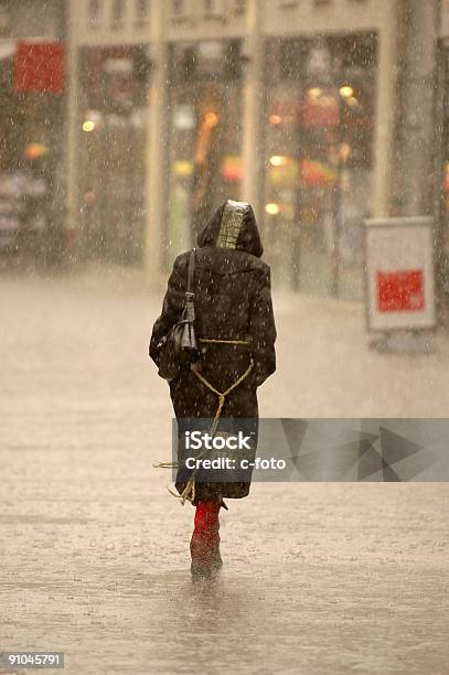 Mujer En La Lluvia Foto de stock y más banco de imágenes de Abrigo - Abrigo, Adulto, Agua