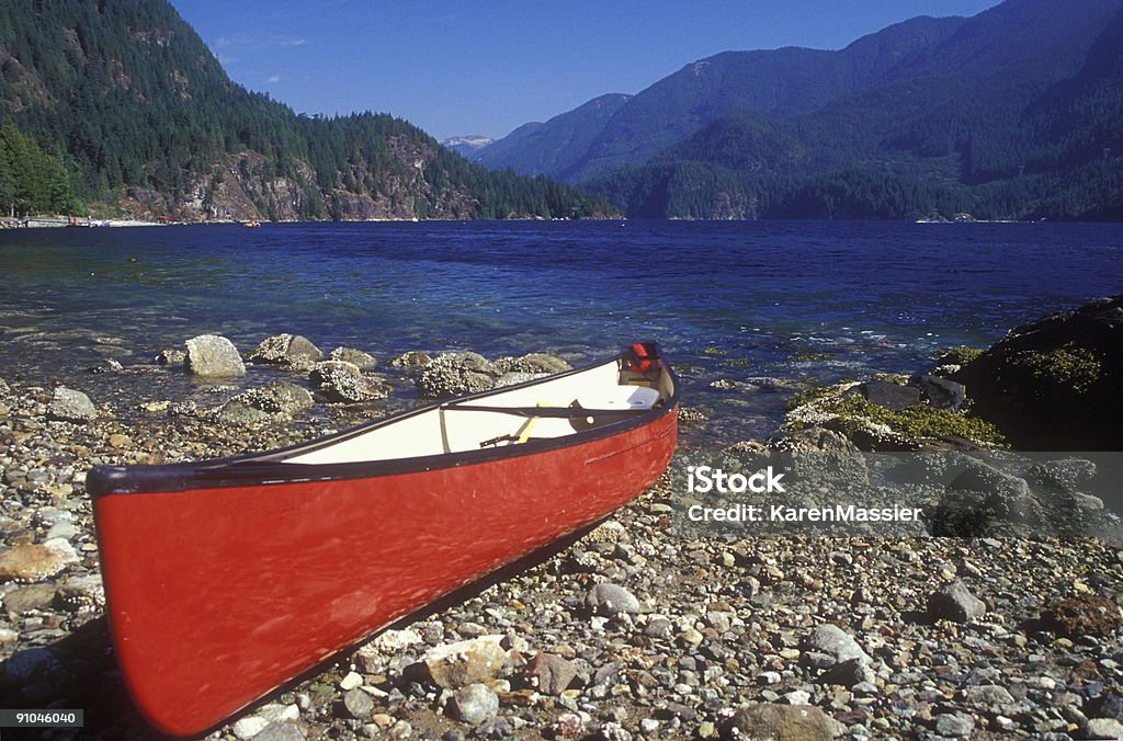 Canoe en la playa - Foto de stock de Embarcación marina libre de derechos