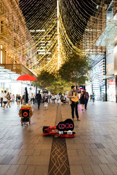 noche busking - pitt street mall fotografías e imágenes de stock