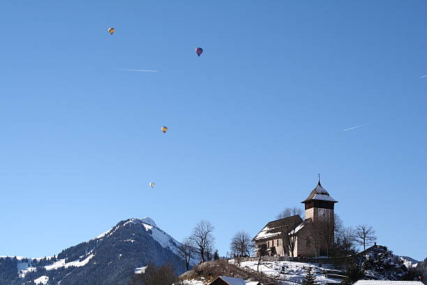 hot air balloons-château d'œx. la suisse - chateau doex photos et images de collection