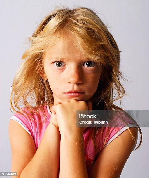 Обеспокоенный Ребенка — стоковые фотографии и другие картинки Девочки - Девочки, Светлые волосы, Жестокое обращение с ребёнком