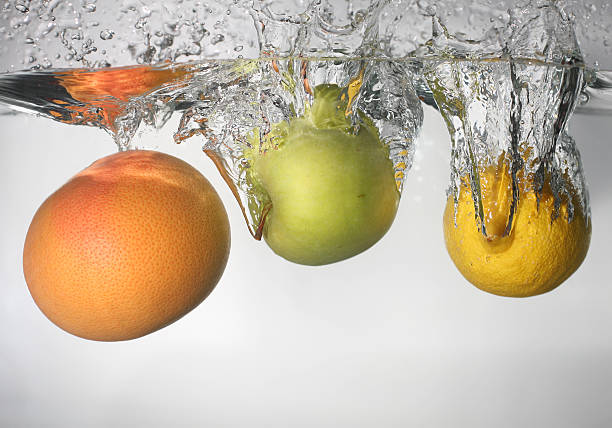 spritzendes wasser obst - three objects three people three animals apple stock-fotos und bilder