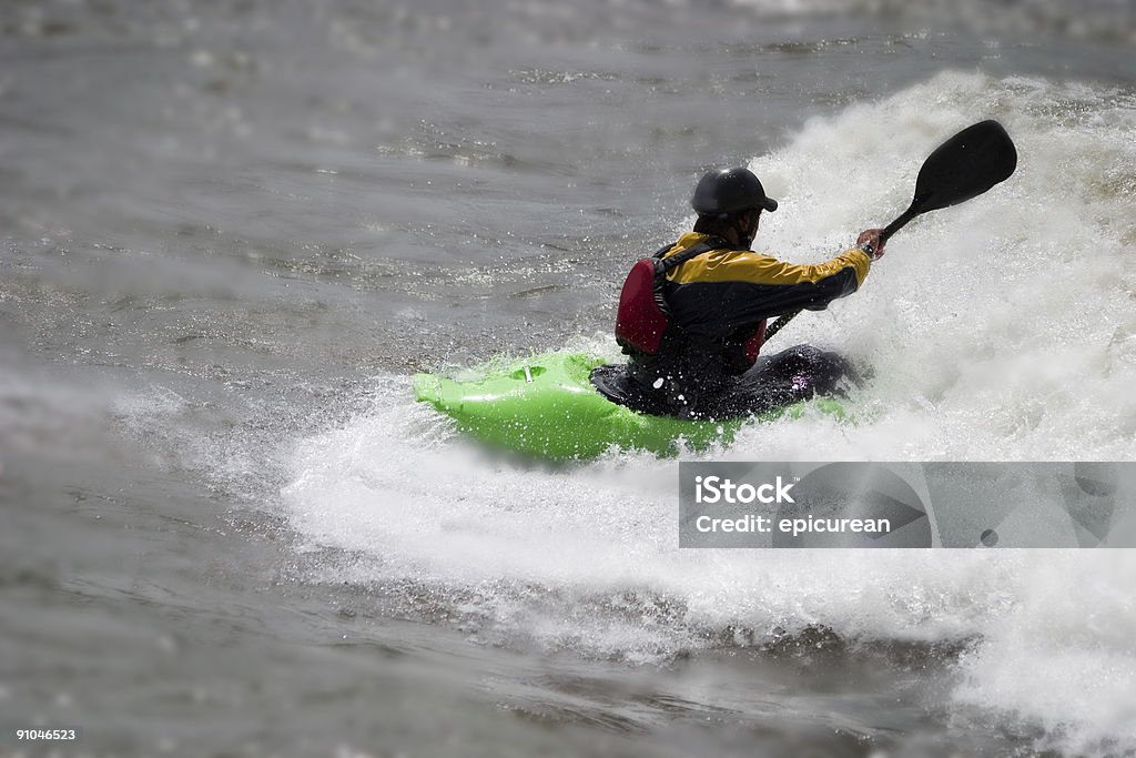Homme en kayak au Brennan "s vague à Missoula, Montana - Photo de Activité de loisirs libre de droits