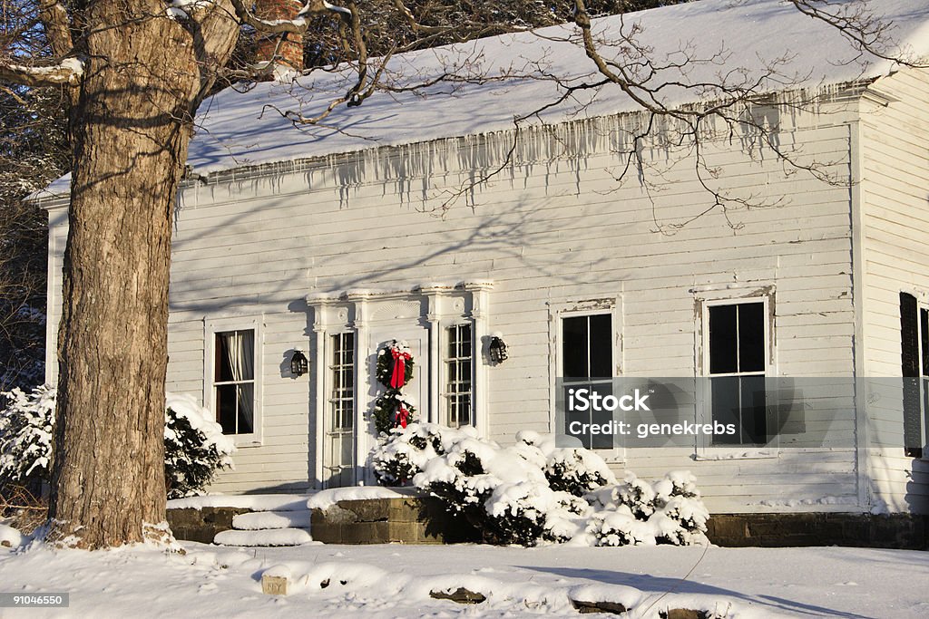 Antigua casa rural en invierno - Foto de stock de Carámbano libre de derechos