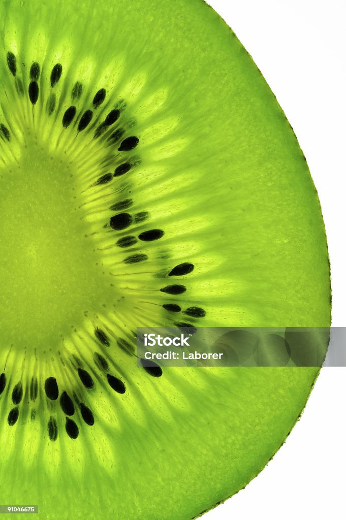 Fetta di Kiwi frutta su una lavagna luminosa (verticale retro illuminato - Foto stock royalty-free di Alimentazione sana