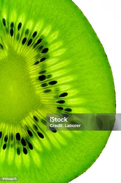 Fetta Di Kiwi Frutta Su Una Lavagna Luminosa Verticale Retro Illuminato - Fotografie stock e altre immagini di Alimentazione sana