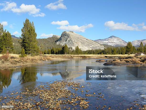 Fluxo De Inverno No Tuolumne Rio No Parque Nacional De Yosemite - Fotografias de stock e mais imagens de América do Norte