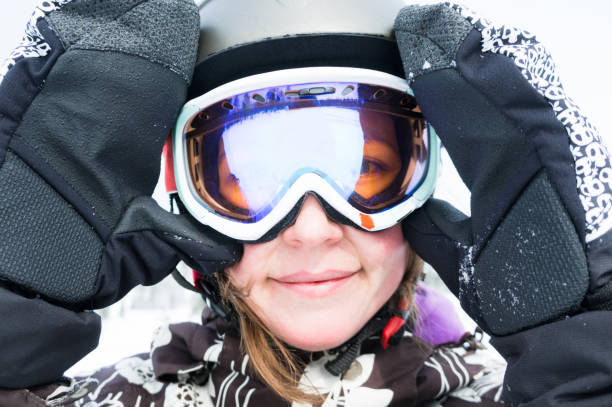 istock young  snowboarder woman 910468514