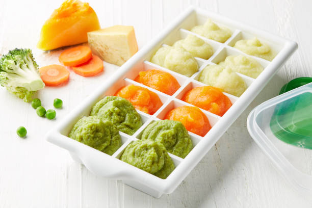 пюре детское питание в подносах со льдом сверху - soup zucchini spinach cream стоковые фото и изображения
