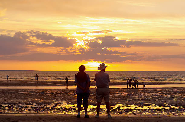 mindil beach, darwin - darwin northern territory australia sunset stock-fotos und bilder