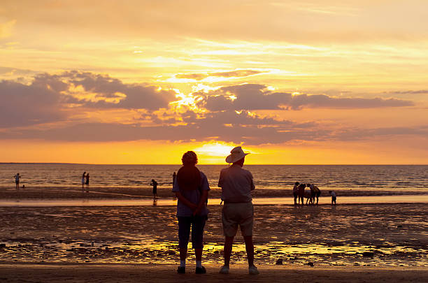 playa de mindil, darwin - darwin northern territory australia sunset fotografías e imágenes de stock